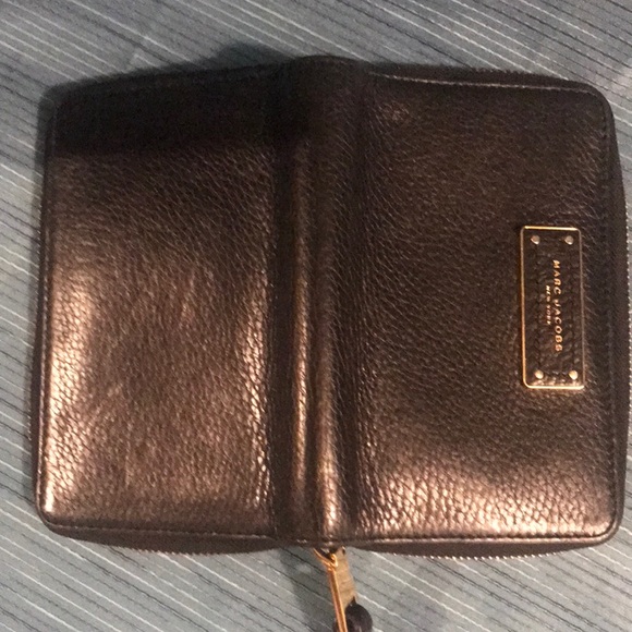 *****SOLD*****Marc Jacobs Wallet Wristlet - Picture 5 of 5
